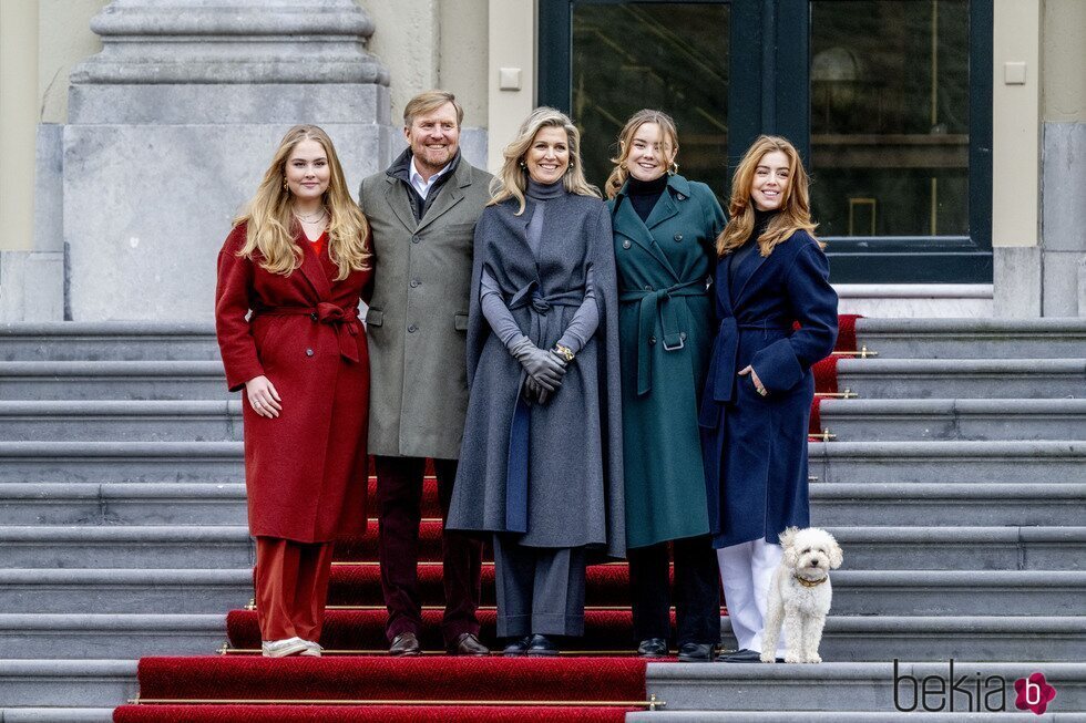 Guillermo Alejandro y Máxima de Holanda y sus hijas y su perro Mambo en su posado navideño en Huis ten Bosch