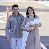 Christian Gálvez y Patricia Pardo saliendo con su hijo del hospital