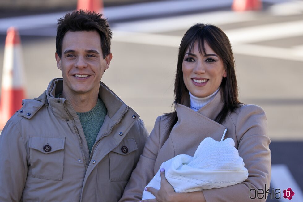 Patricia Pardo y Christian Gálvez, juntos a la salida del hospital con su hijo
