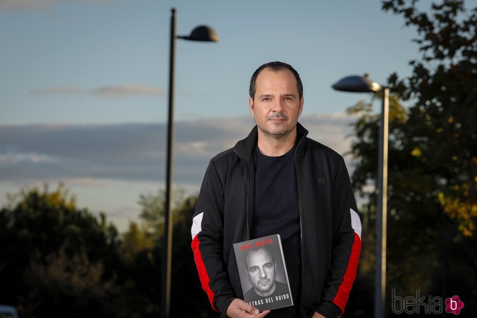 Ángel Martín con su libro 'Detrás del ruido'