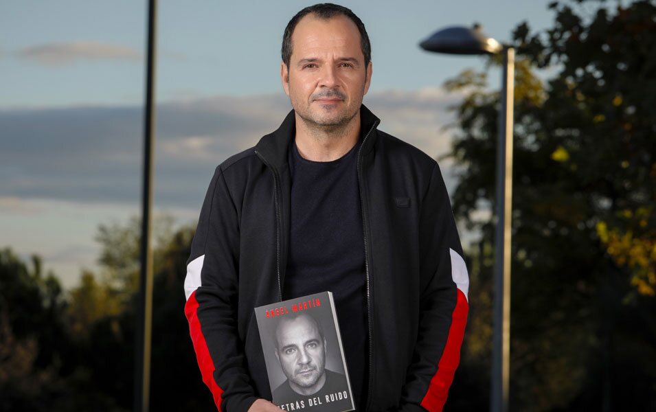 Ángel Martín con su libro 'Detrás del ruido'