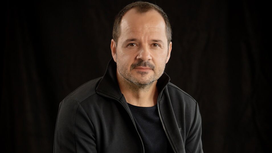 Ángel Martín posa como autor de 'Detrás del ruido'