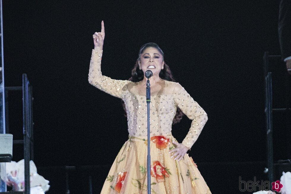 Isabel Pantoja cantando en su concierto en Barcelona de su Gira 50 Aniversario