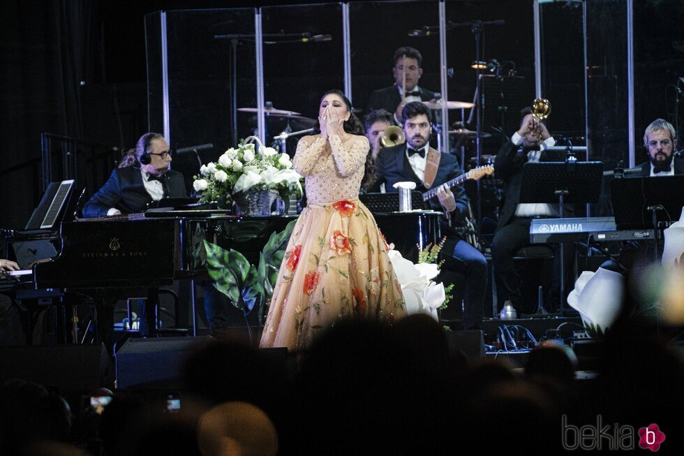 Isabel Pantoja lanzando besos al público en su concierto en Barcelona de su Gira 50 Aniversario