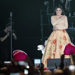 Isabel Pantoja, muy sonriente en su concierto en Barcelona de su Gira 50 Aniversario