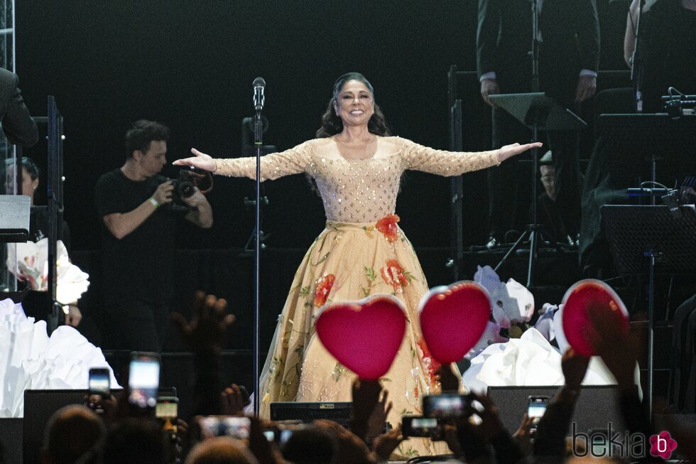 Isabel Pantoja, muy agradecida en su concierto en Barcelona de su Gira 50 Aniversario