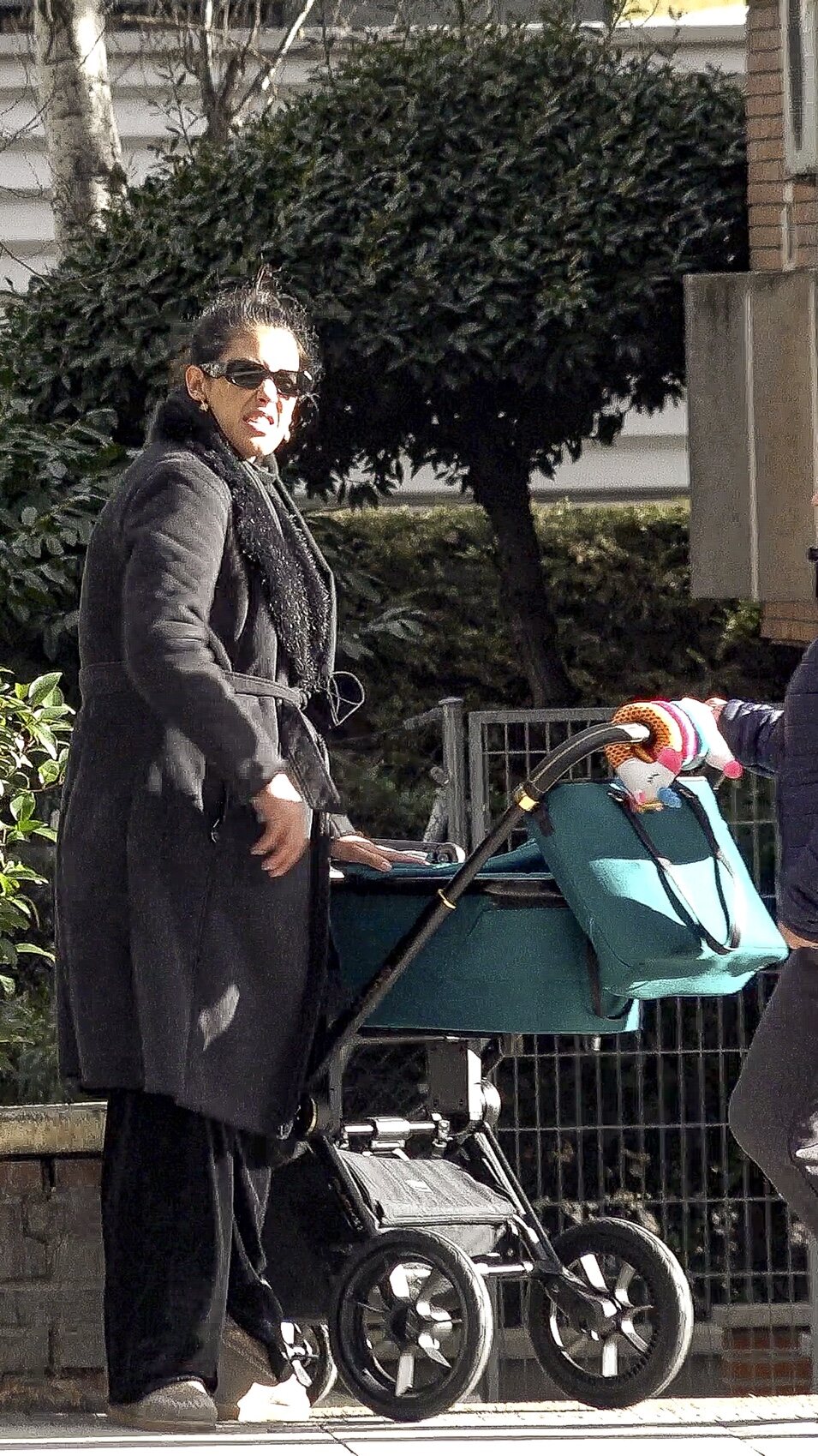 Gabriela Guillén dando un paseo con su bebé