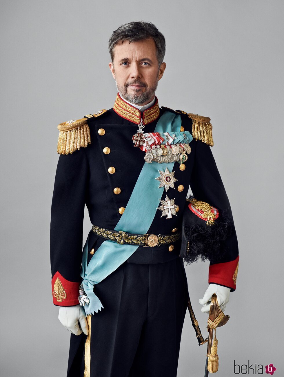 Foto oficial de Federico de Dinamarca con uniforme de gala