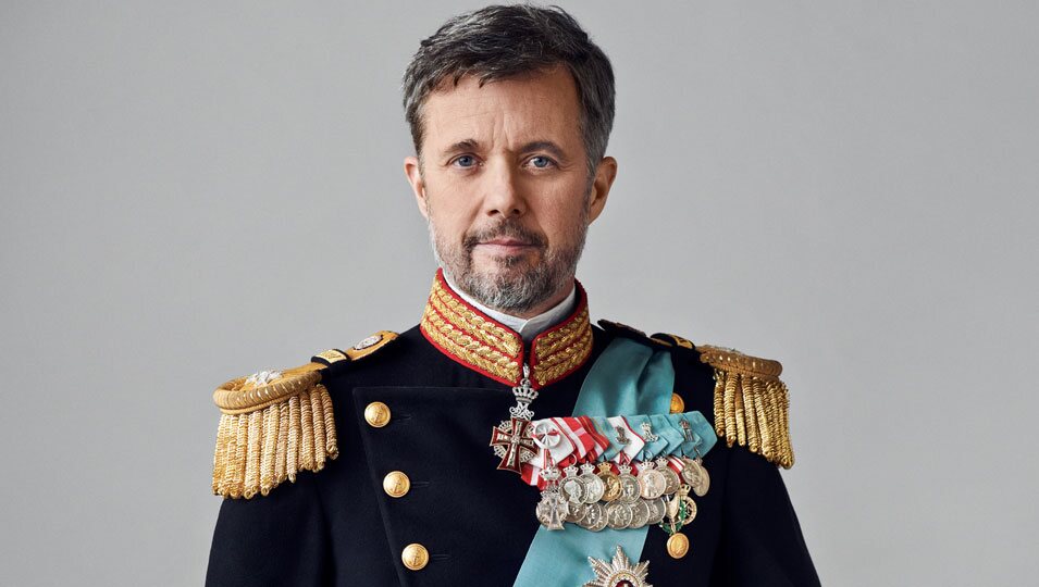 Foto oficial de Federico de Dinamarca con uniforme de gala