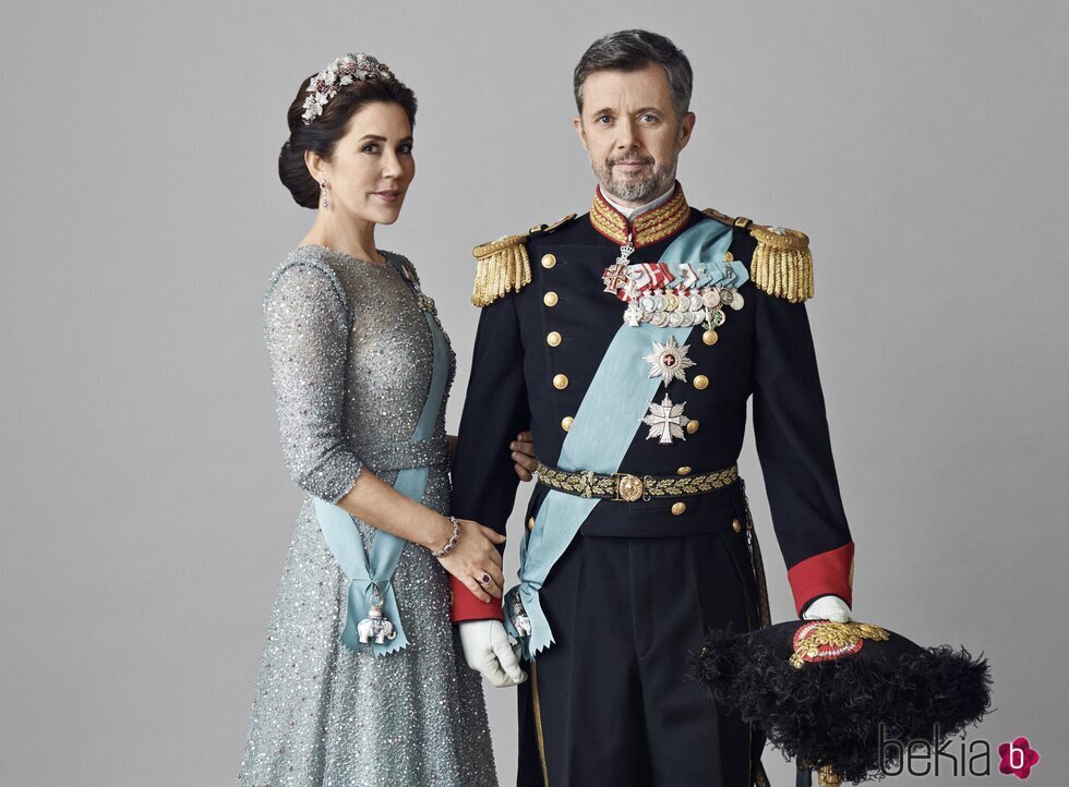 Primer retrato oficial de Federico y Mary de Dinamarca como Reyes