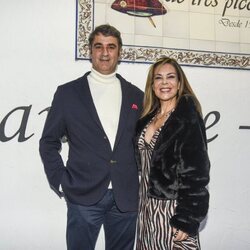 Jesulín de Ubrique posa con María José Campanario en la celebración de su 50 cumpleaños