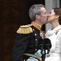 Federico y Mary de Dinamarca se besan tras convertirse en Reyes
