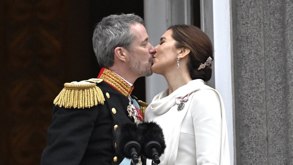 Federico y Mary de Dinamarca se besan tras convertirse en Reyes