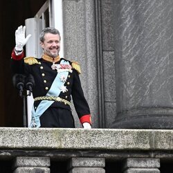 Federico de Dinamarca saluda al pueblo tras convertirse en Rey