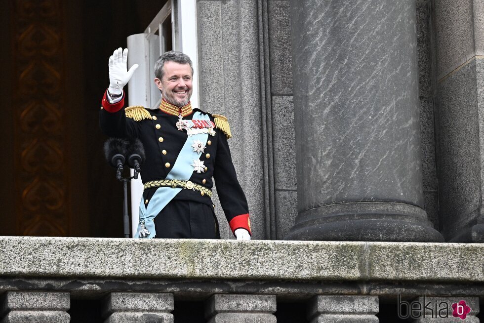 Federico de Dinamarca saluda al pueblo tras convertirse en Rey