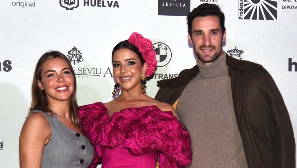 Sergio Rico y Alba Silva con su hermana Macarena en el evento We Love Flamenco en Sevilla