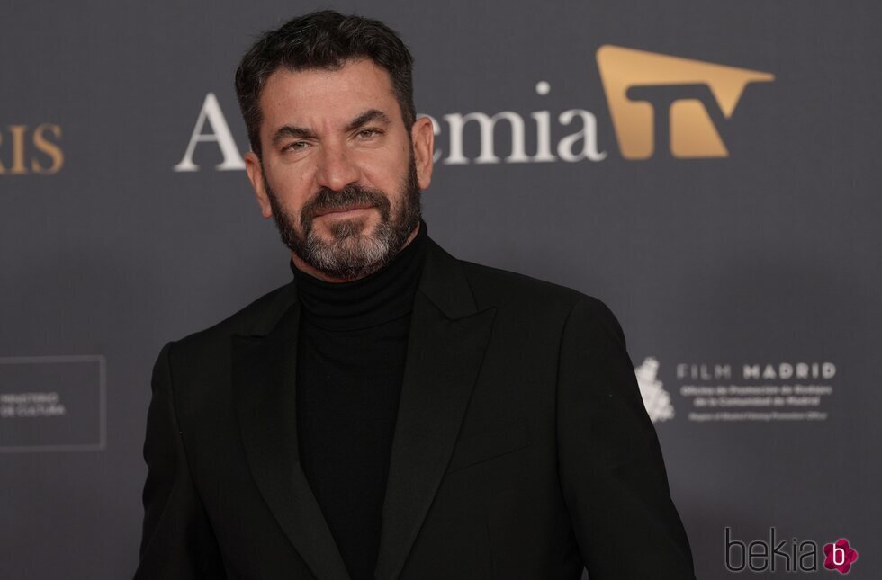 Arturo Valls en la alfombra roja de los Premios Iris 2024