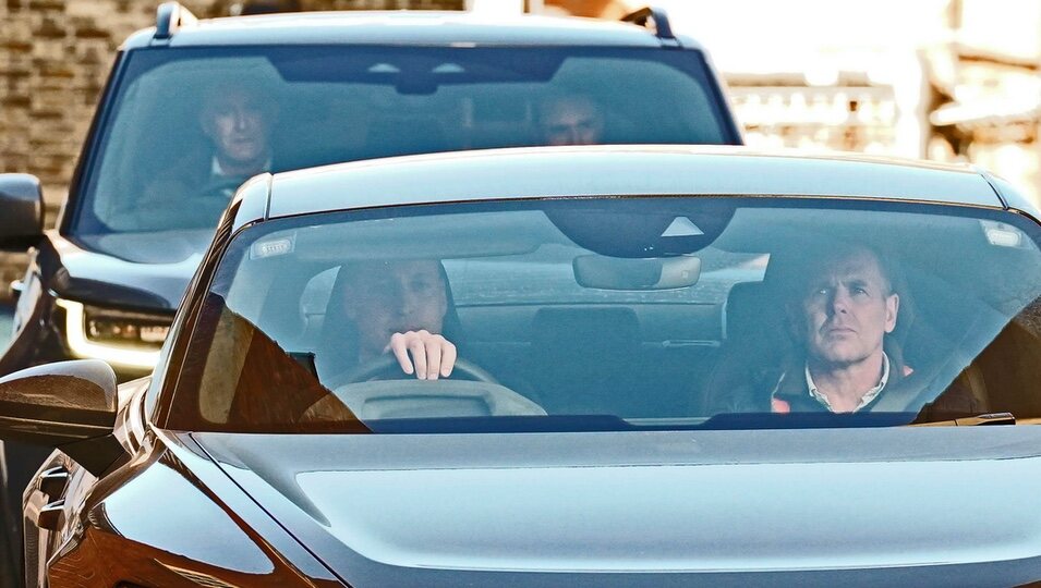 El Príncipe Guillermo, con gesto preocupado acudiendo al hospital a ver a Kate Middleton