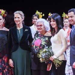 Jessica Bueno junto a la Infanta Elena, la diseñadora Pilar Vera, Emi Huelva y Moreno Bonilla en la SIMOF 2024