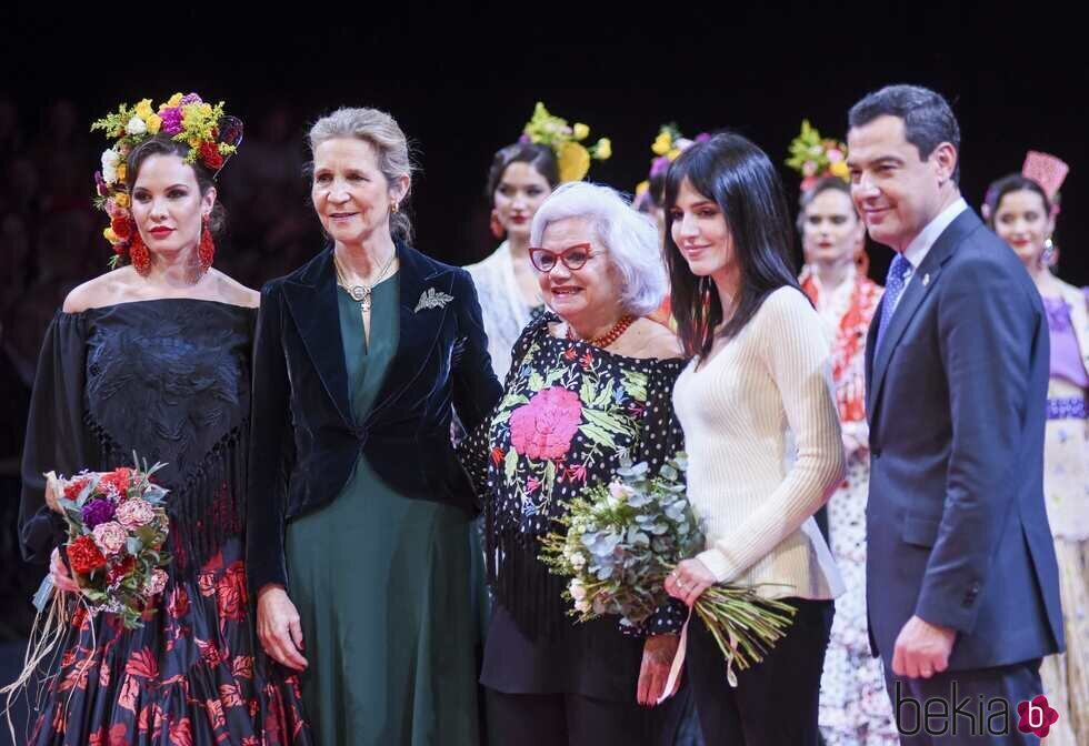 Jessica Bueno junto a la Infanta Elena, la diseñadora Pilar Vera, Emi Huelva y Moreno Bonilla en la SIMOF 2024