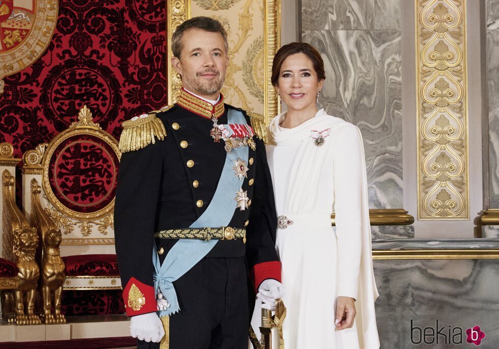 Retrato oficial de Federico X y Mary de Dinamarca tras ser proclamados Reyes