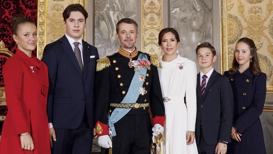 Retrato oficial de Federico X y Mary de Dinamarca con sus hijos tras ser proclamados Reyes