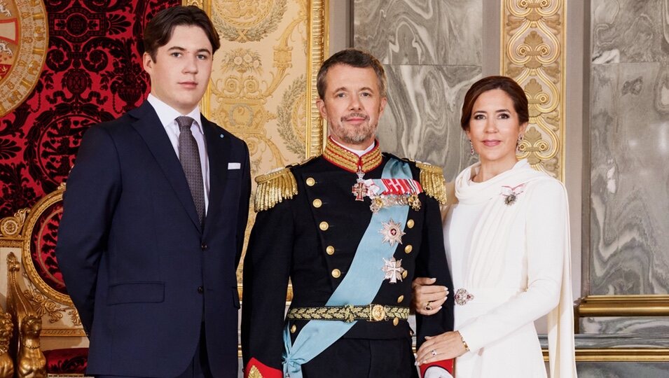 Retrato oficial de Federico X y Mary de Dinamarca con su hijo Christian tras ser proclamados Reyes
