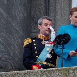 Federico de Dinamarca llorando de emoción mientras es proclamado Rey por la Primera Ministra de Dinamarca