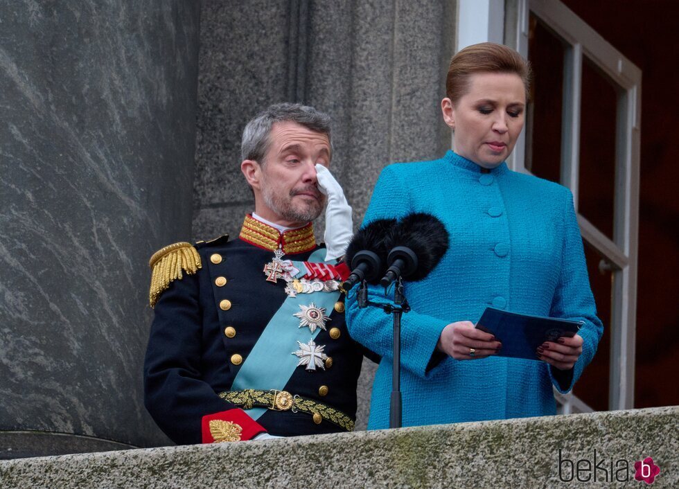 Federico de Dinamarca llorando de emoción mientras es proclamado Rey por la Primera Ministra de Dinamarca