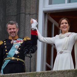 Federico y Mary de Dinamarca, cogidos de la mano tras convertirse en Reyes de Dinamarca