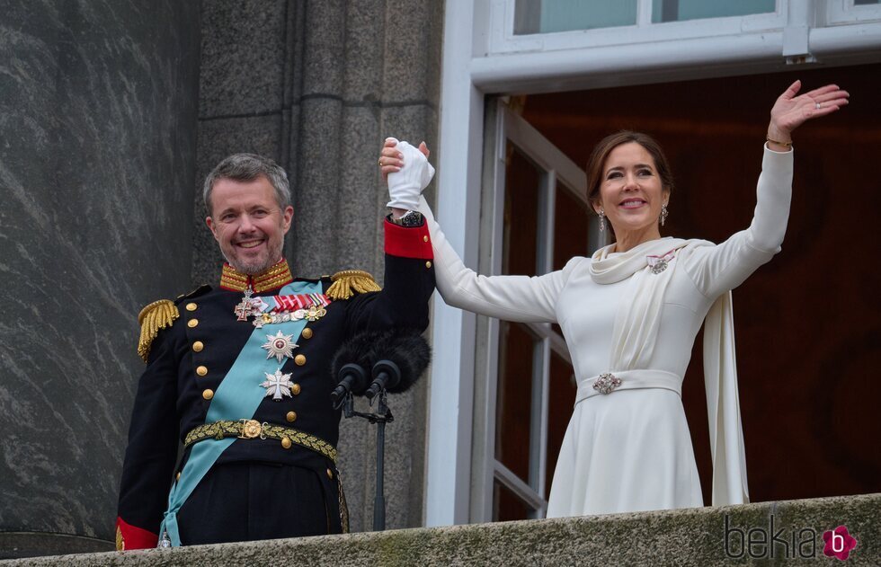 Federico y Mary de Dinamarca, cogidos de la mano tras convertirse en Reyes de Dinamarca
