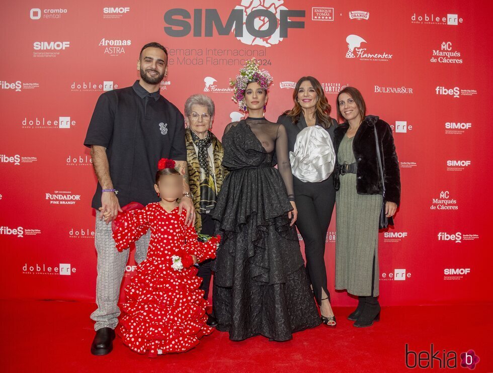 Raquel Bollo con sus hijos Alma y Manuel, una nieta y su madre en la SIMOF 2024