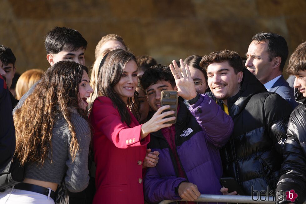 La Reina Letizia haciéndose un selfie con unos jóvenes en Lleida