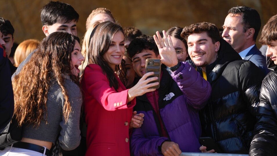 La Reina Letizia haciéndose un selfie con unos jóvenes en Lleida