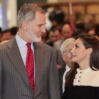 Los Reyes Felipe y Letizia se miran con cariño en FITUR 2024