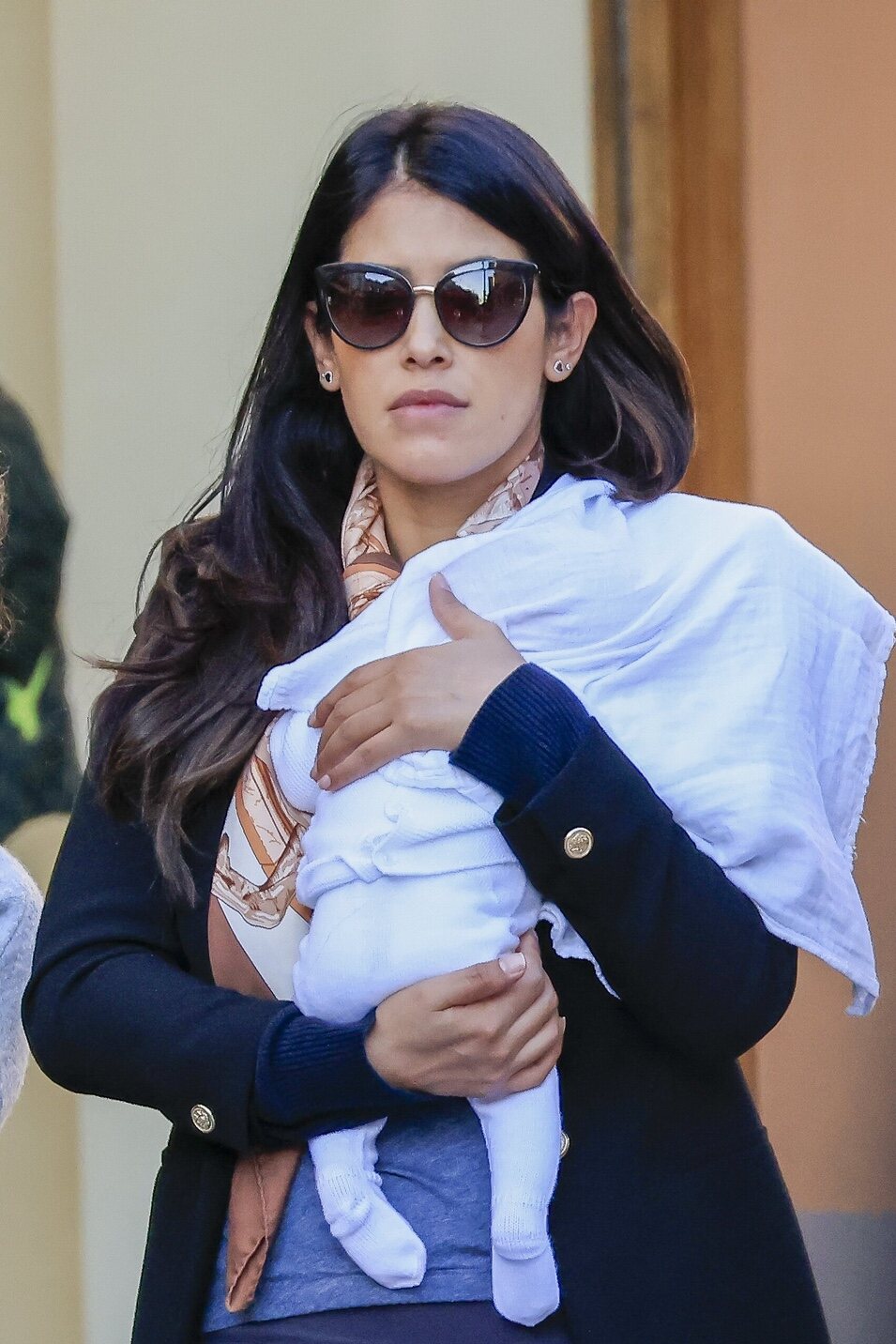 Gabriela Guillén paseando con su hijo en brazos