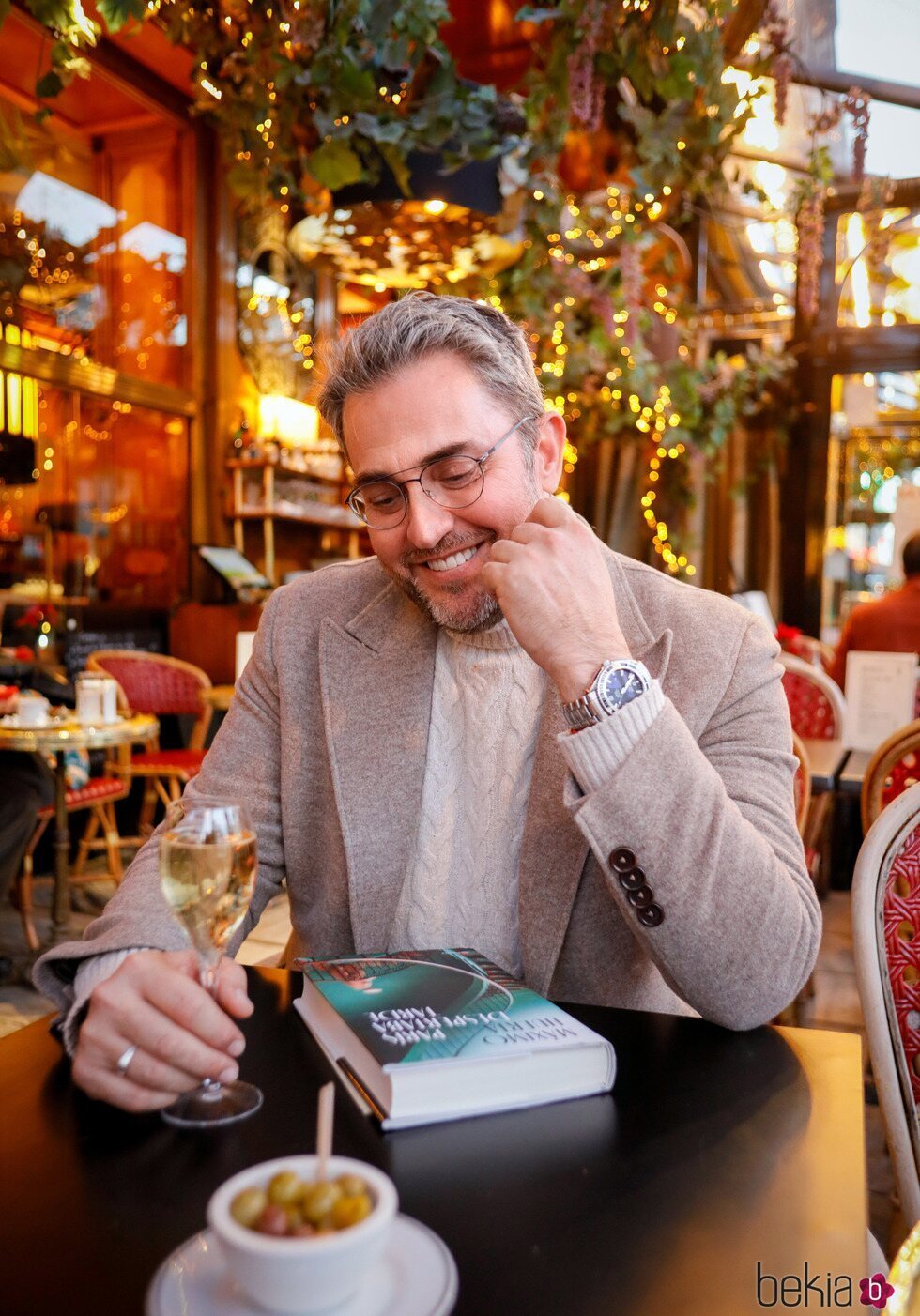 Máximo Huerta en Le Dôme de París, uno de los escenarios de su novela 'París despertaba tarde'