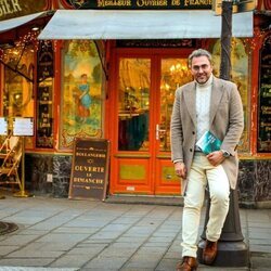 Máximo Huerta en la presentación de su novela 'París despertaba tarde' en París
