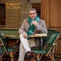 Máximo Huerta en una terraza de París