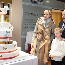 Alberto y Charlene de Mónaco y sus hijos Jacques y Gabriella ante una tarta por el 46 cumpleaños de Charlene de Mónaco
