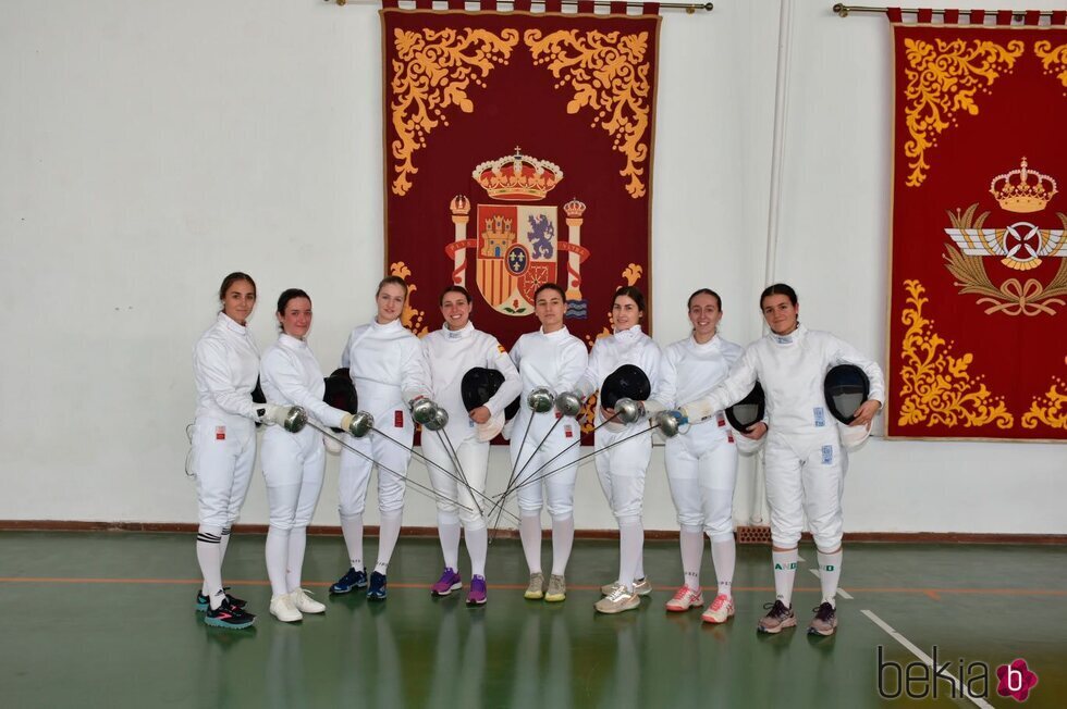 La Princesa Leonor con traje de esgrima junto a otras participantes del Campeonato Deportivo de Academias Militares Oficiales