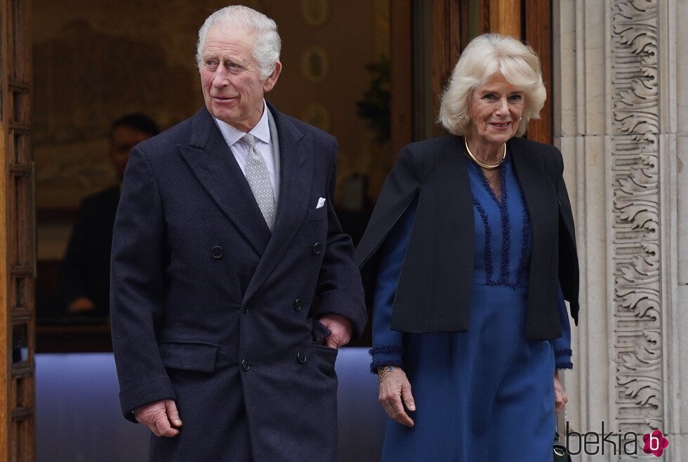 Los Reyes Carlos y Camilla a la salida del hospital en el que Carlos III fue operado de la próstata