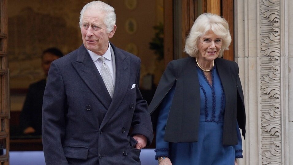 Los Reyes Carlos y Camilla a la salida del hospital en el que Carlos III fue operado de la próstata