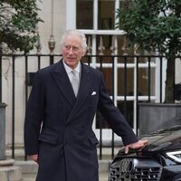 El Rey Carlos III tras recibir el alta tres días después de su operación de próstata