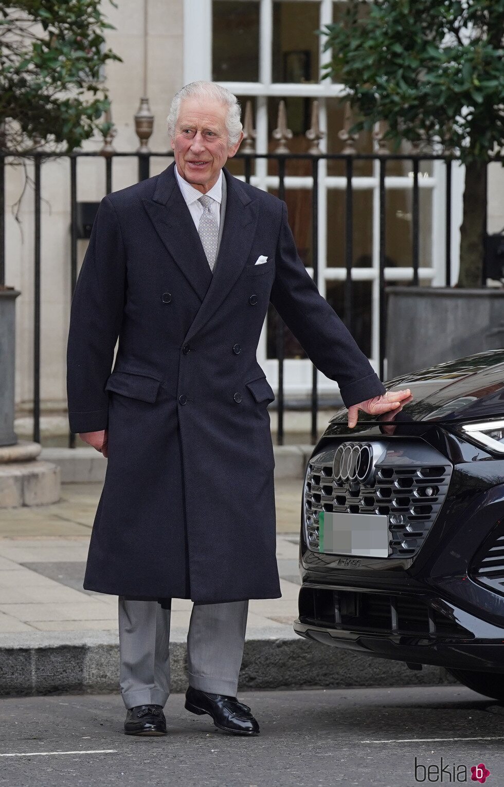 El Rey Carlos III tras recibir el alta tres días después de su operación de próstata