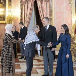 Los Reyes Felipe y Letizia saludan al Embajador Jefe de la Misión Diplomática de Palestina en la recepción al Cuerpo Diplomático