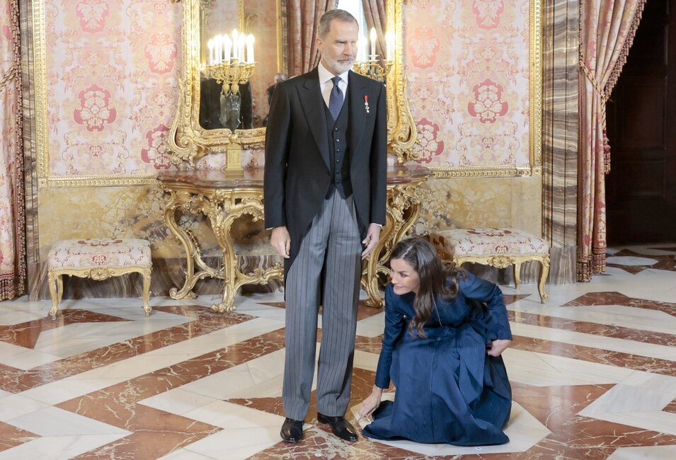 La Reina Letizia se agacha para recoger su pulsera junto al Rey Felipe