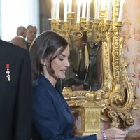 La Reina Letizia se coloca la pulsera tras haberla recogido del suelo en la recepción al Cuerpo Diplomático