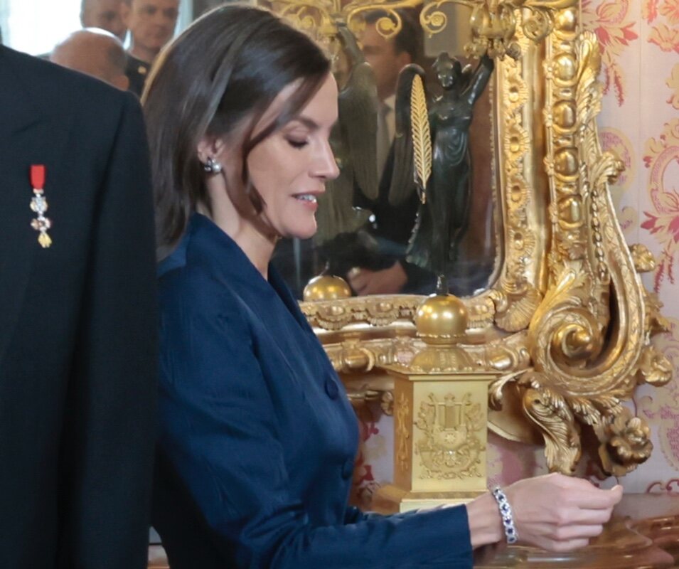 La Reina Letizia se coloca la pulsera tras haberla recogido del suelo en la recepción al Cuerpo Diplomático