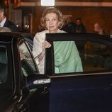 La Reina Sofía se monta en el coche tras el concierto de Zubin Mehta en Madrid